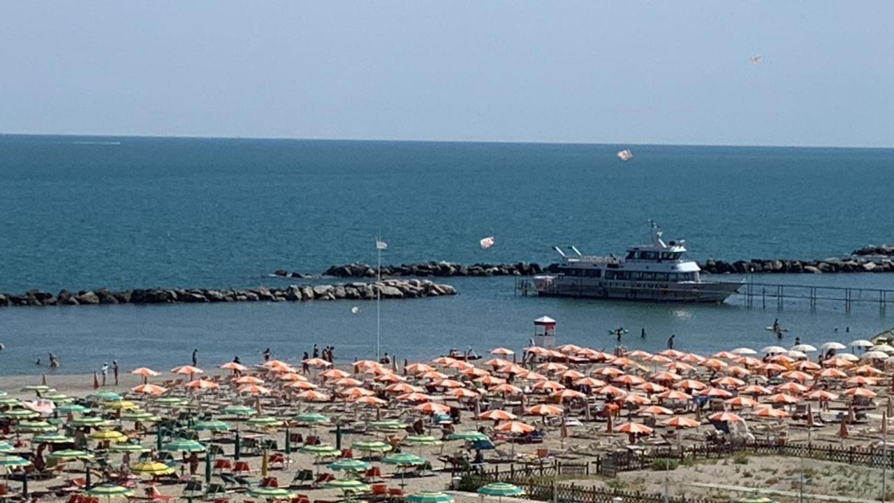 Hotel Rosati Ріміні Екстер'єр фото